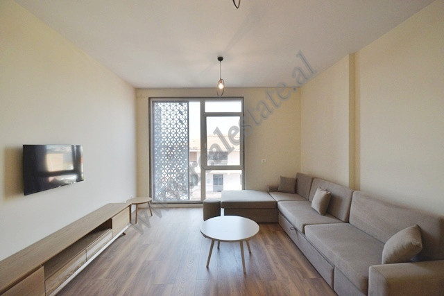 Apartament 2+1 me qira ne rrugen Siri Kodra prane Bulevardit te Ri ne Tirane.
Pozicionohet ne katin